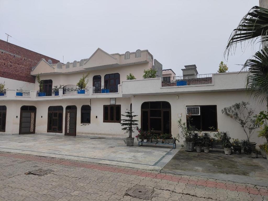 JS Farm Inn (By The Palm Tree - Family Stay)