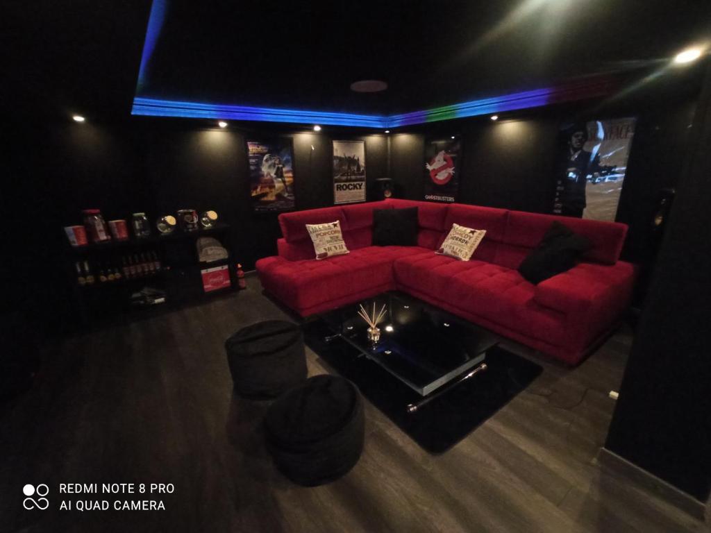 Charmante maison avec piscine chauffée, salle de cinéma et bar photo 2