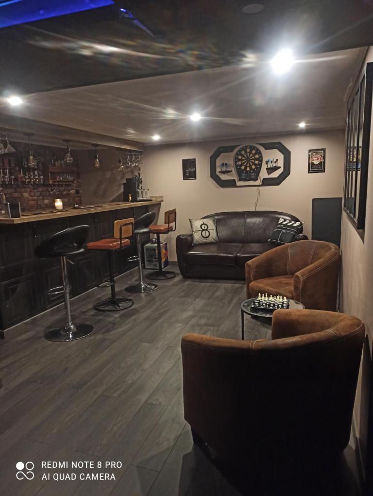 Charmante maison avec piscine chauffée, salle de cinéma et bar photo 3