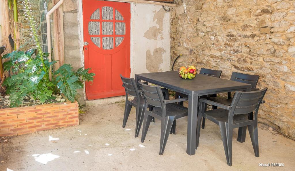 RÉF 398 HENNEBONT maison de ville de caractère avec jardinet et patio photo 2