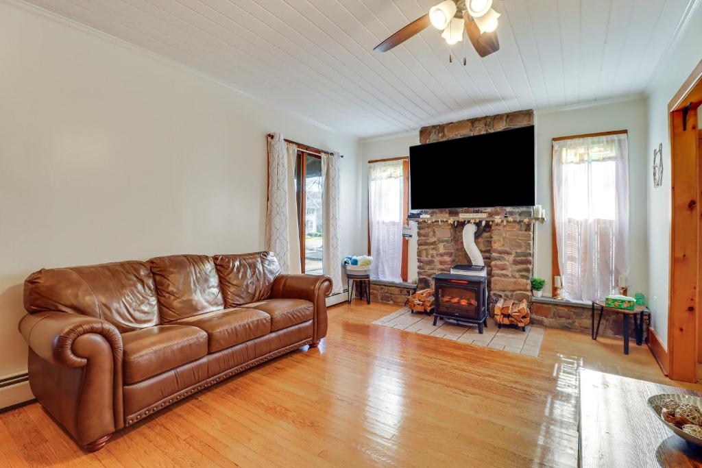 Charming Tannersville Home with Fire Pit and Deck! photo 3