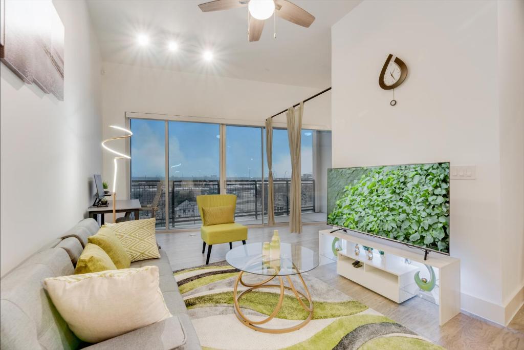 Chic loft style 2BR I Gym I Parking I Workspace image