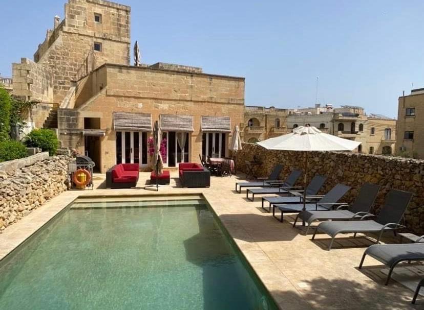 SPACIOUS, beautiful villa, large garden and pool, home from home photo 1
