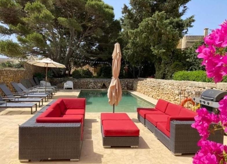 SPACIOUS, beautiful villa, large garden and pool, home from home