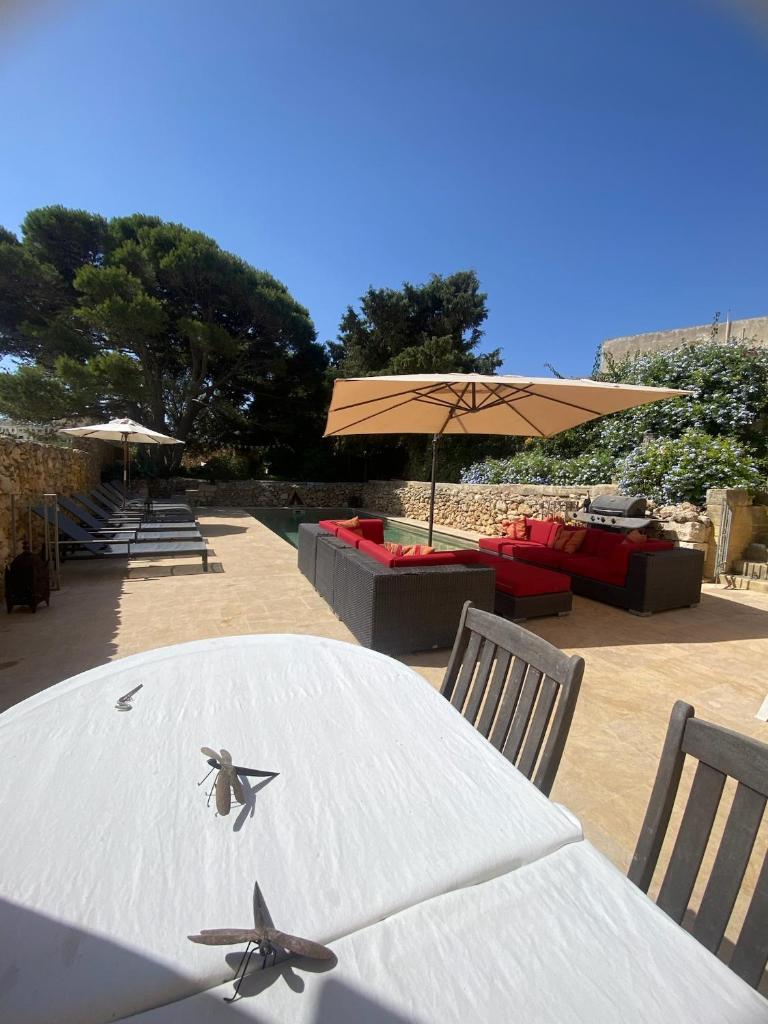 SPACIOUS, beautiful villa, large garden and pool, home from home photo 2