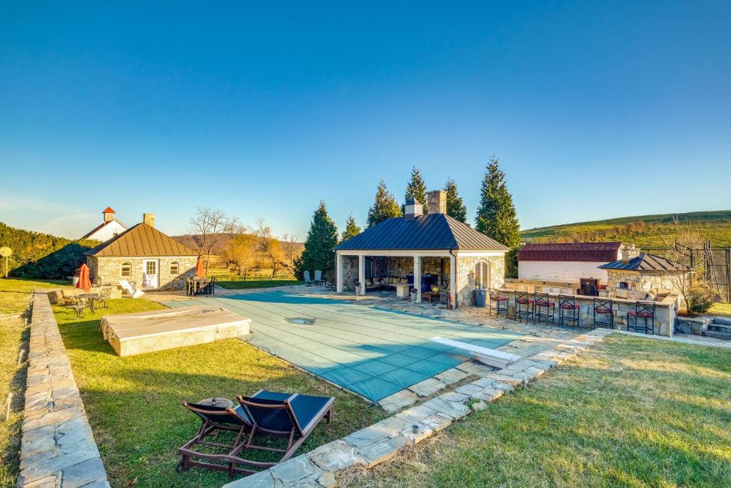 Elegant Paris Manor with Private Pool and Home Theater photo 1
