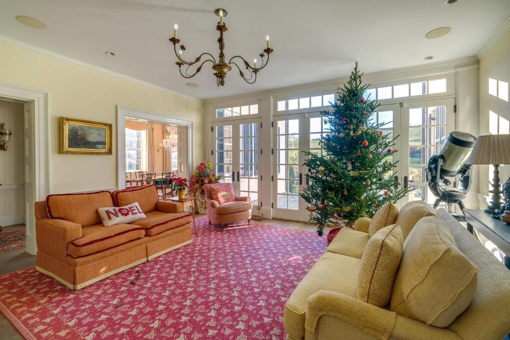 Elegant Paris Manor with Private Pool and Home Theater photo 3