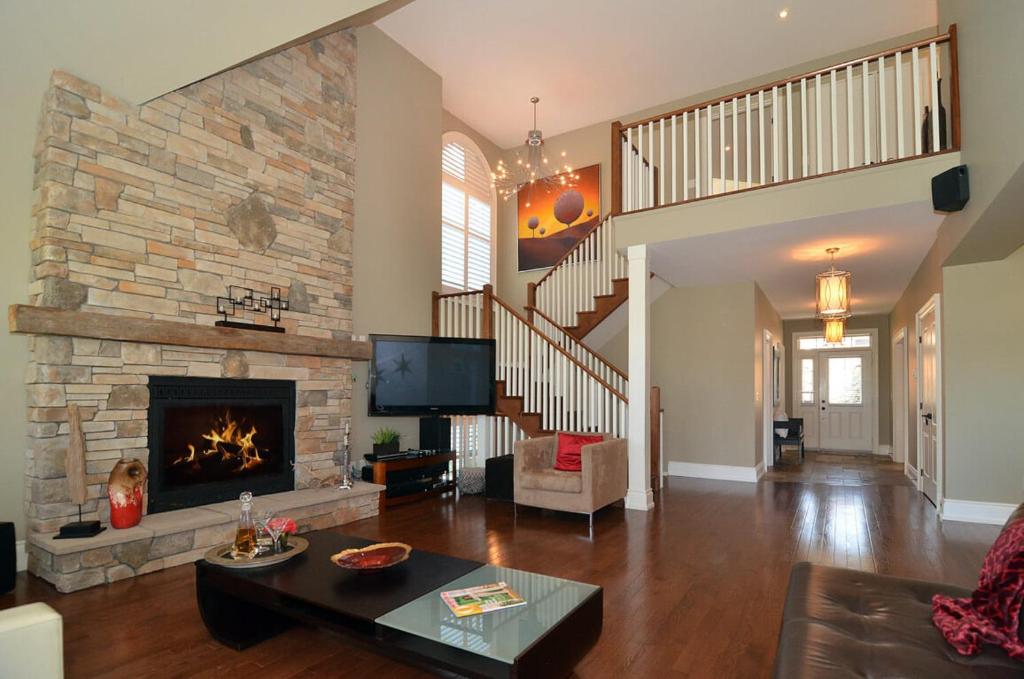 Beautiful ski chalet in the blue mountains w/private hottub spa, fireplace! photo 3