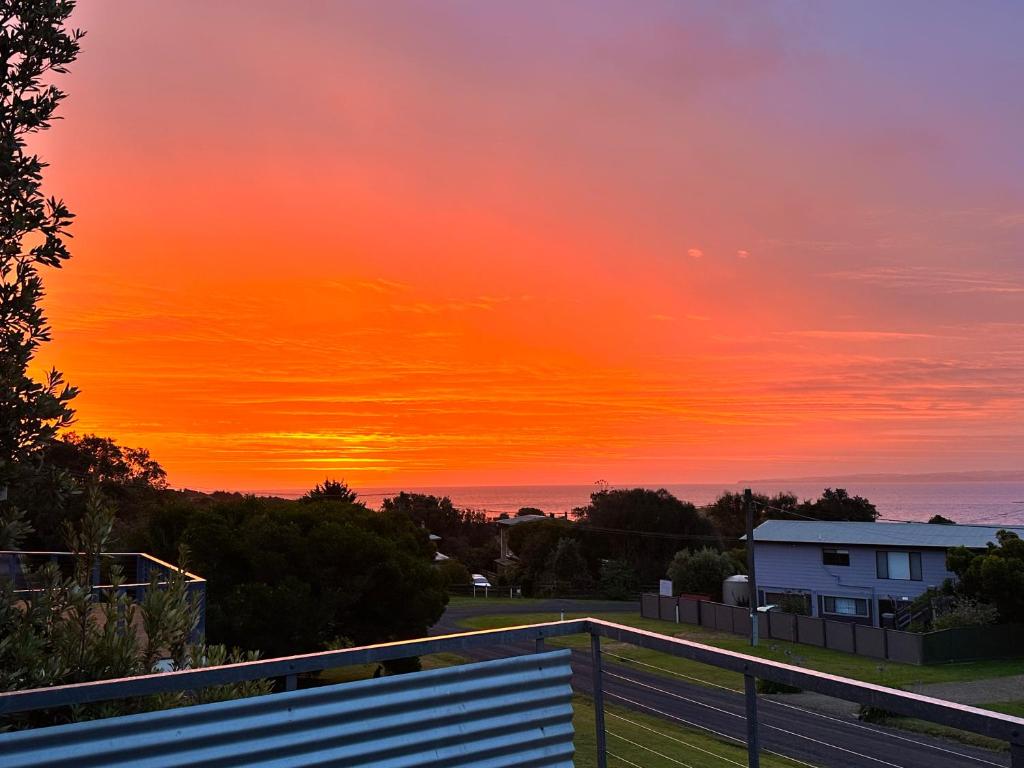Breathtaking Ocean View & short walk to the beach, Pets Welcome FREE WIFI photo 2