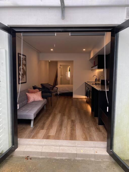 Luxury inner-west flat w/ breakfast and coffee included! photo 4
