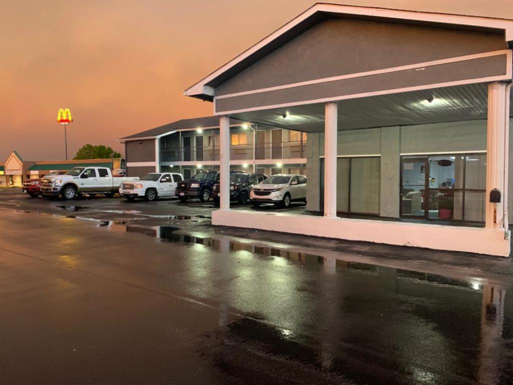Budget Inn image