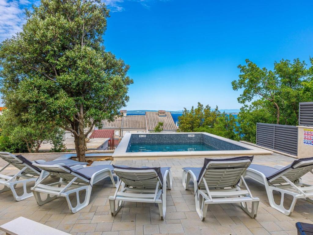 Adorable holiday home with swimming pool and sea view