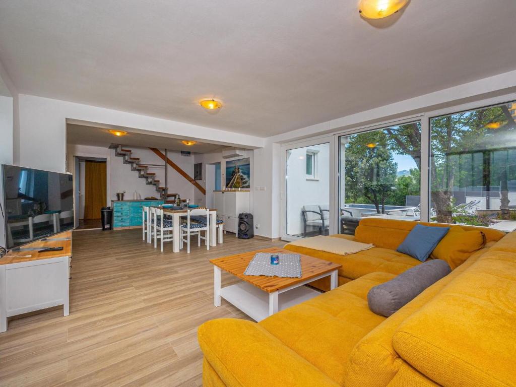 Adorable holiday home with swimming pool and sea view photo 2