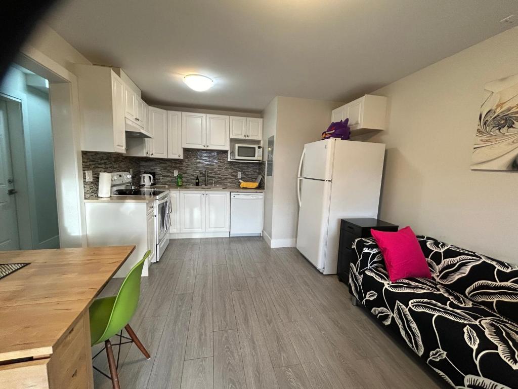 Comfortable 1 BD and 1LR with Separate Entrance