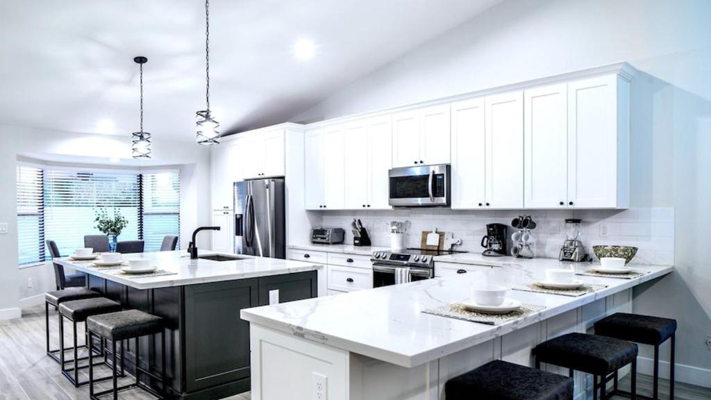 Beautiful 5-bdrm Vacation Home W/heated Pool ! image