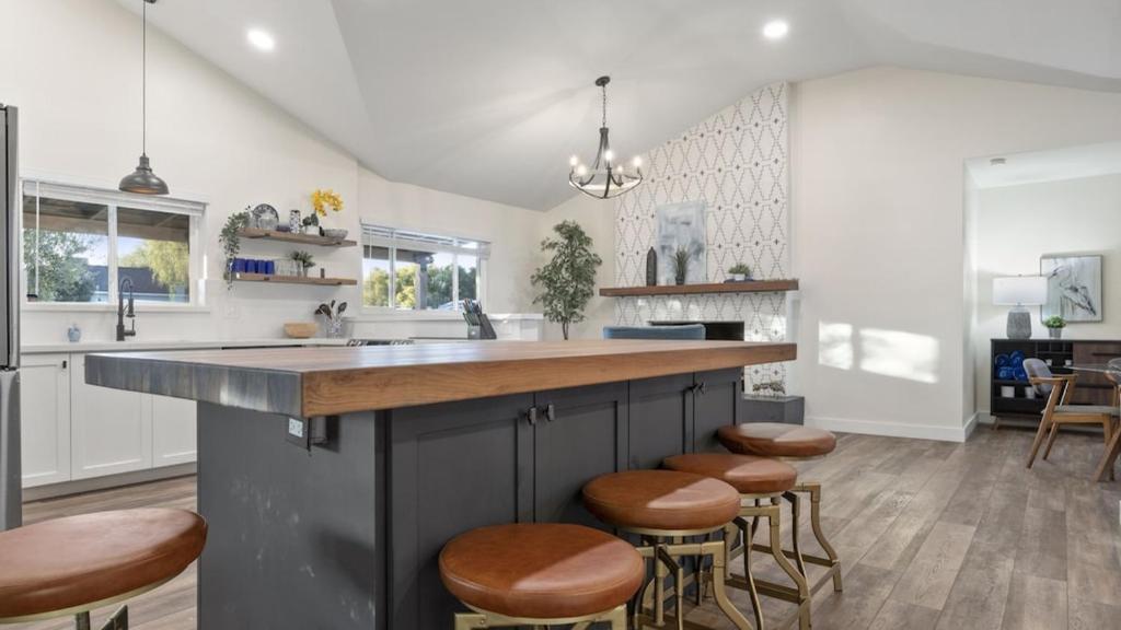 Just Listed Modern Classy 4 Bdrm Heart of OldTown image