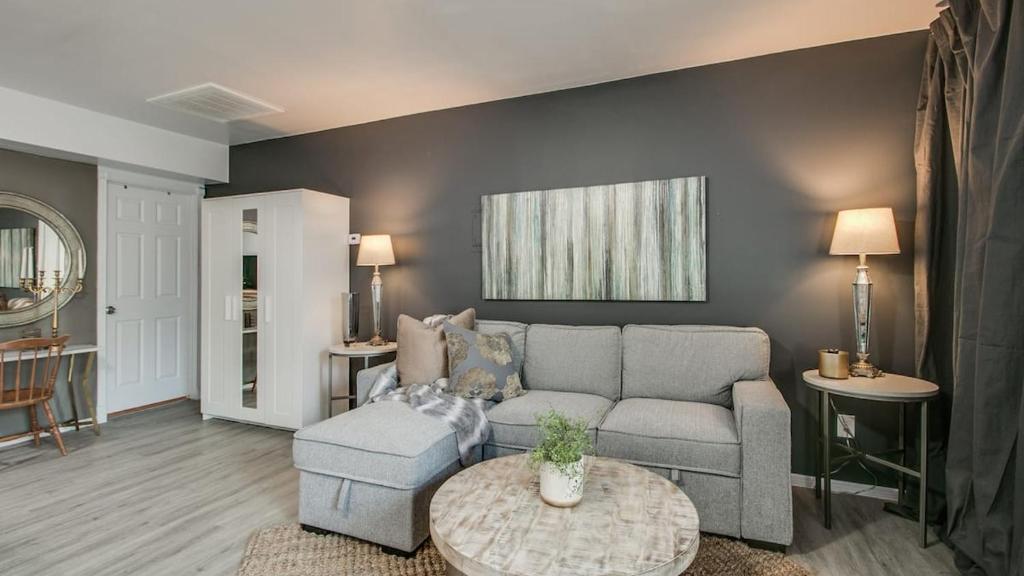 Designer Condo in Hip Zen Yard! Midtown Phoenix! - Tap to explore photos