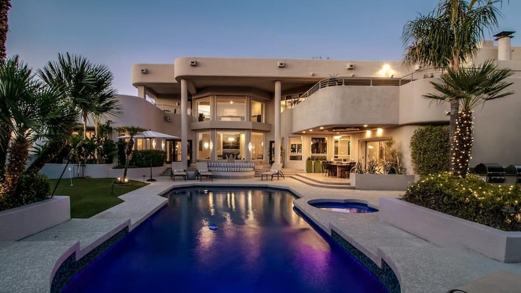 Stunning Private & Modern N. Scottsdale Estate! image
