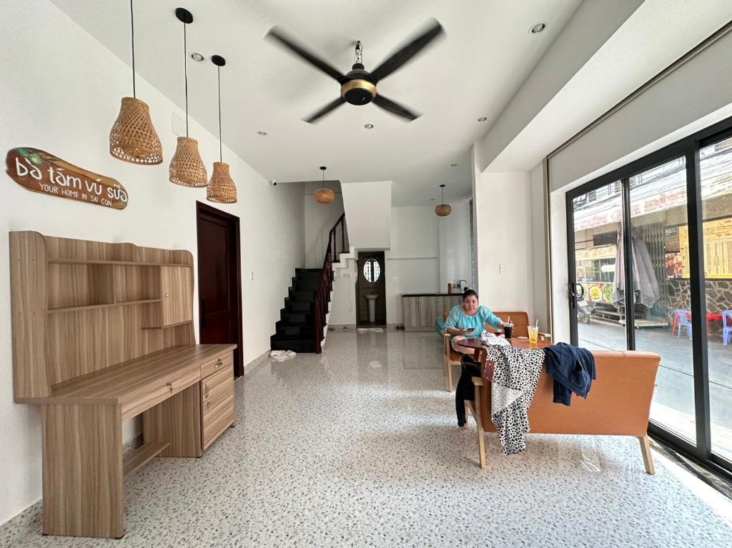 Ba tam vu sua homestay