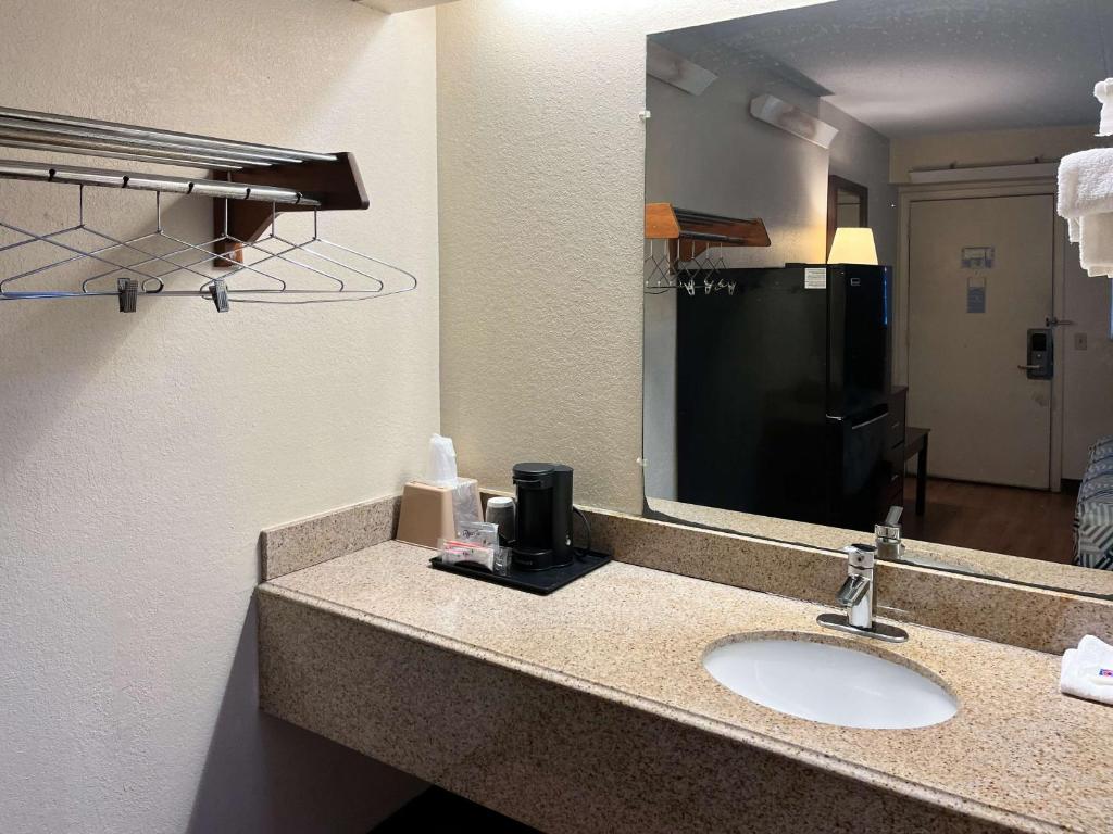 Studio 6 Suites Shreveport, LA Industrial Loop photo 3