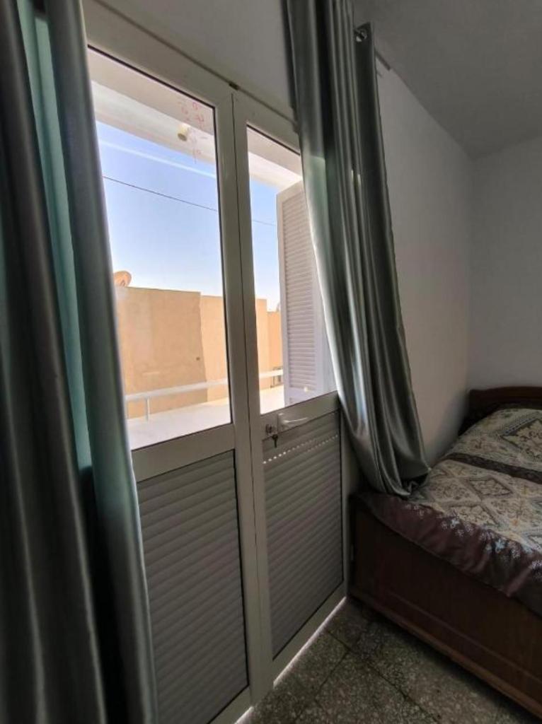Spacious 3 room apartment Prime Location on 2nd Floor with proximity to all amenities photo 4