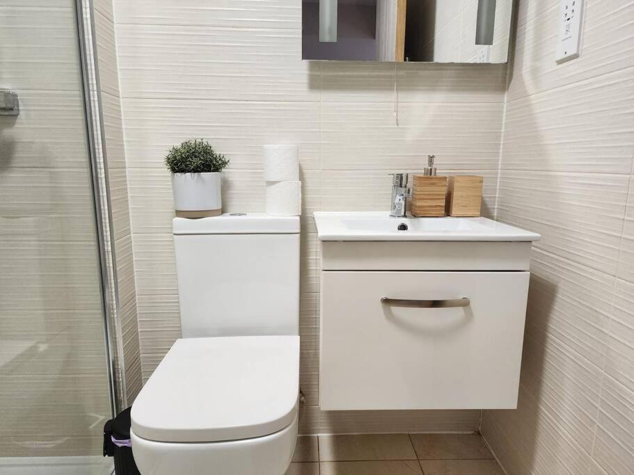Horizon House, Luxury 2-Bedroom Ground floor flat, Parking, WiFi, Netflix - Tap to explore photos
