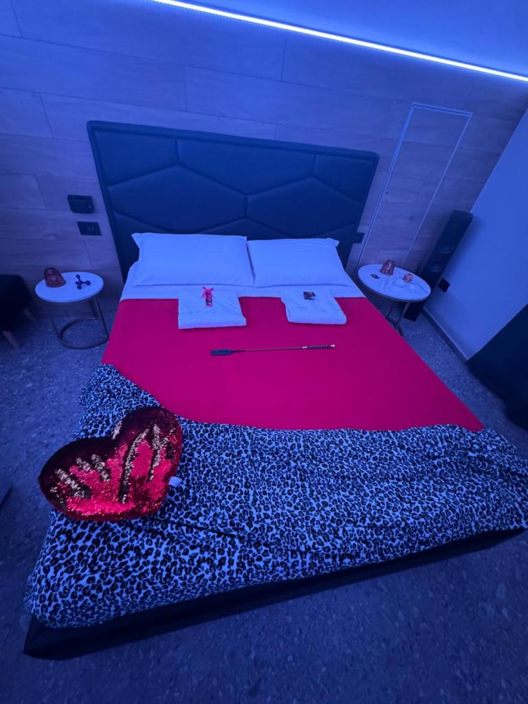 Rebel Suite love photo 2