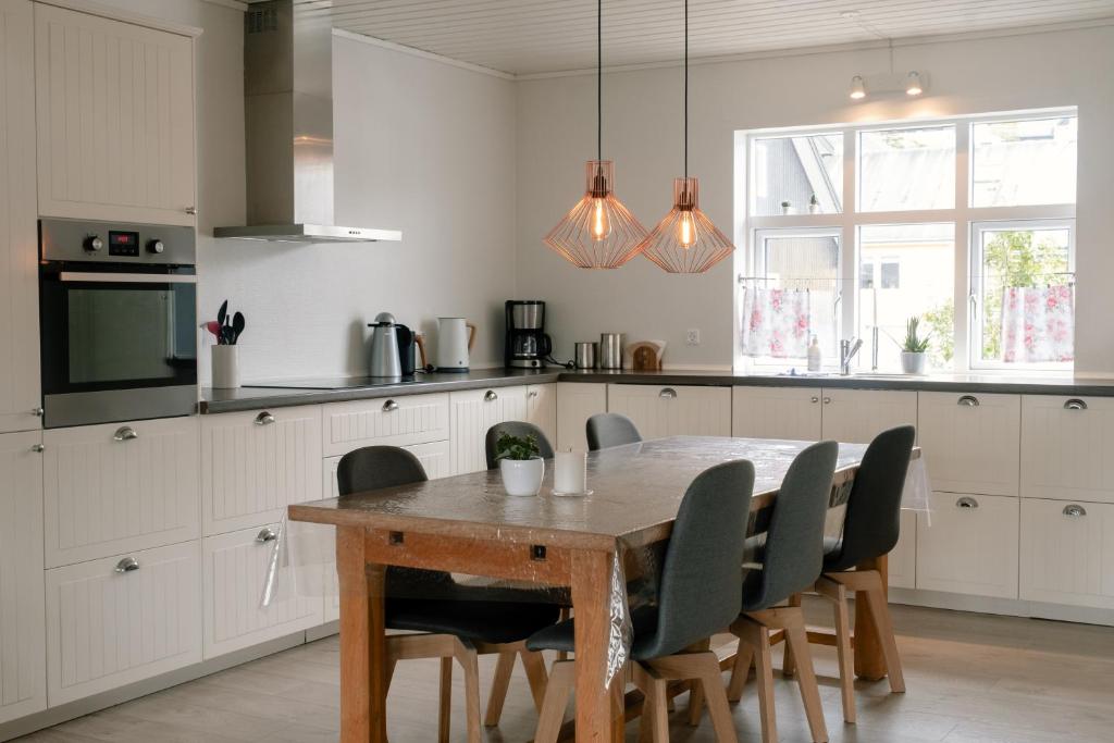 Spacious City Center Home by the Sea photo 3
