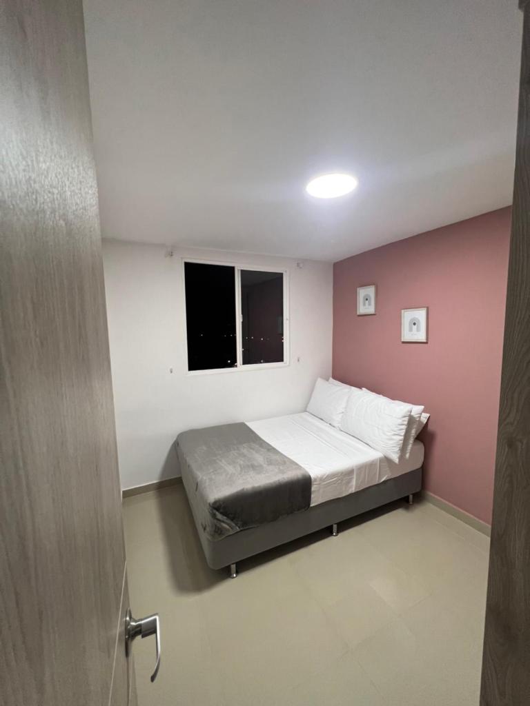 CALI Acogedor y Nuevo apartamento cerca de Jardin plaza, con piscina, parqueadero y aire acondicionado photo 4