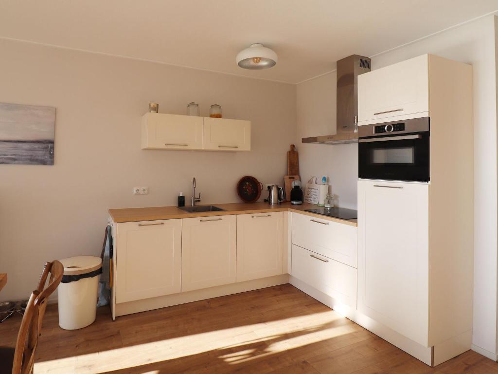 Sunny apartment directly on the Heegermeer photo 2