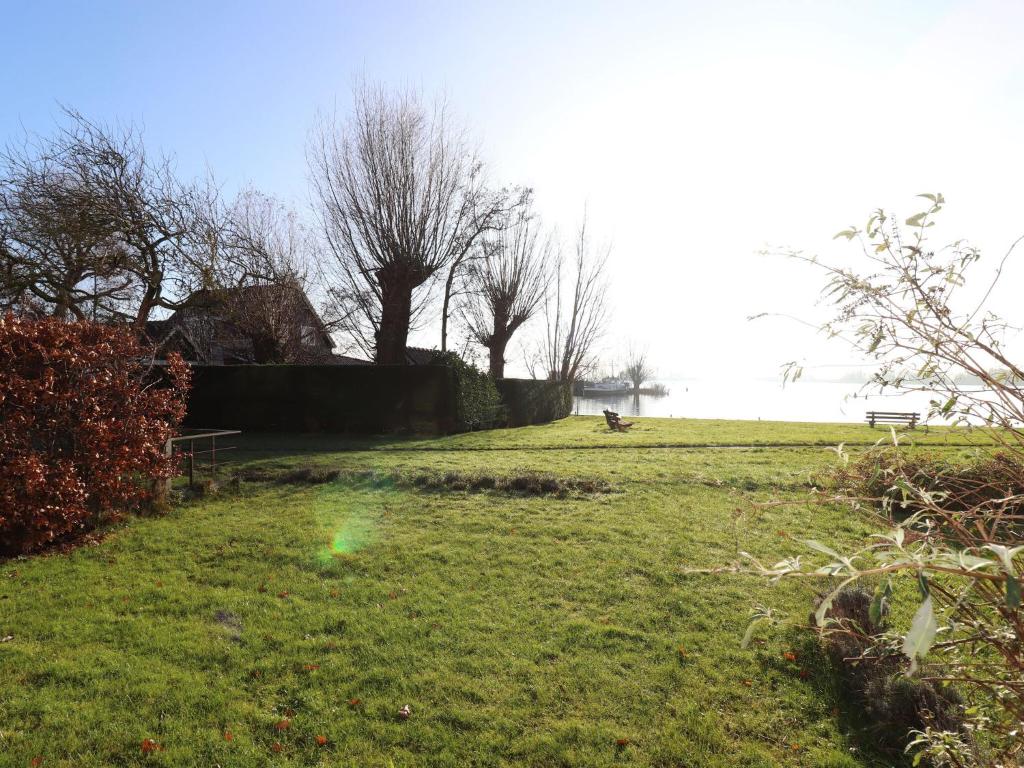 Sunny apartment directly on the Heegermeer photo 4