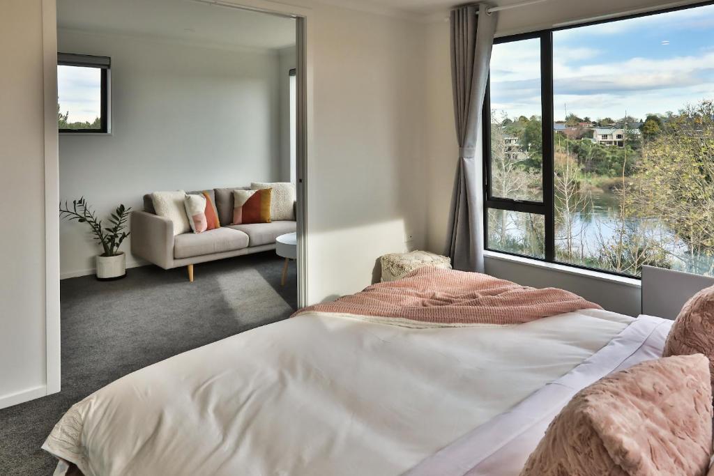 Amazing the Waikato River-View Brand New Villa with 4 bedrooms photo 1