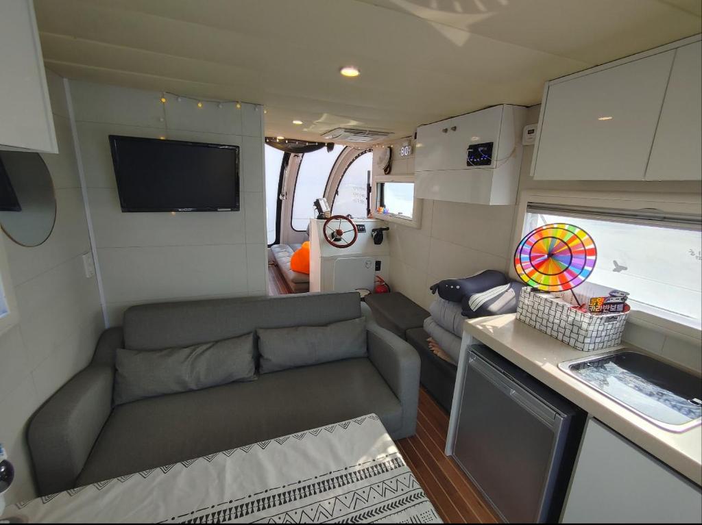 Tagoja Caravanboat Stay photo 2