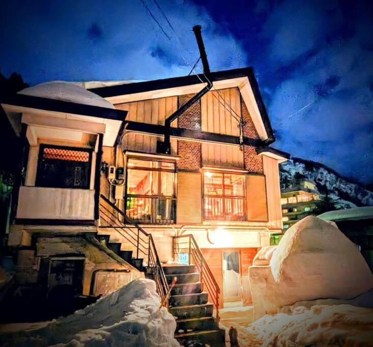 源泉かけ流し温泉＆プライベートサウナ付き一棟貸しVilla SOUQ Echigo-yuzawa Hanare photo 4
