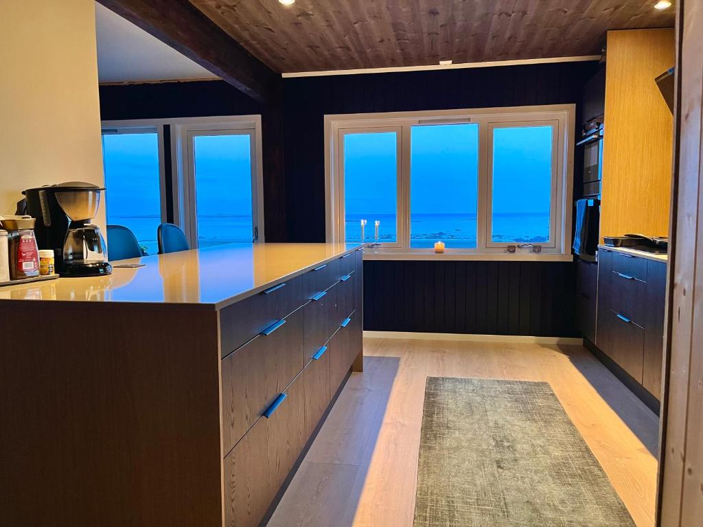 House by the ocean with midnight sun view photo 4