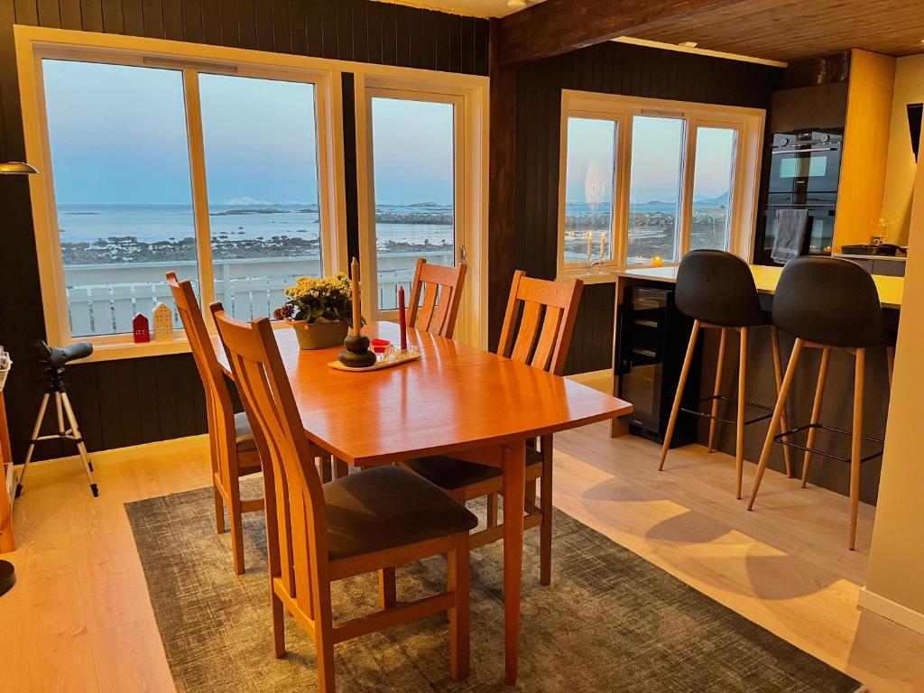 House by the ocean with midnight sun view photo 3
