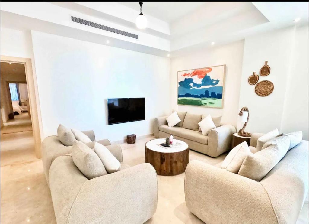 Chic/Elegant 4 Bedrooms… photo 1