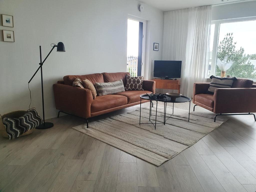 Lovely modern 1-bedroom apartment, free parking photo 2