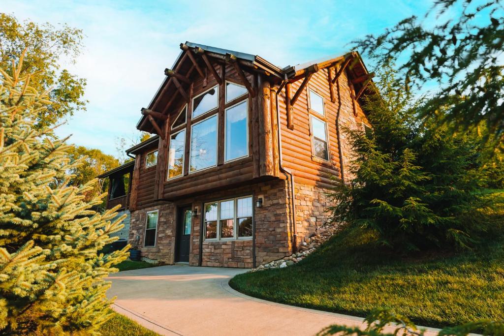 Water Lily Cabin by Amish Country Lodging image