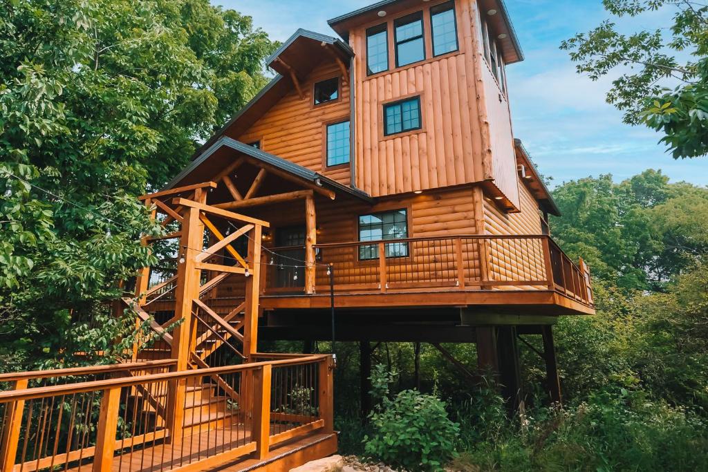 Skyview Treehouse A by Amish Country Lodging image