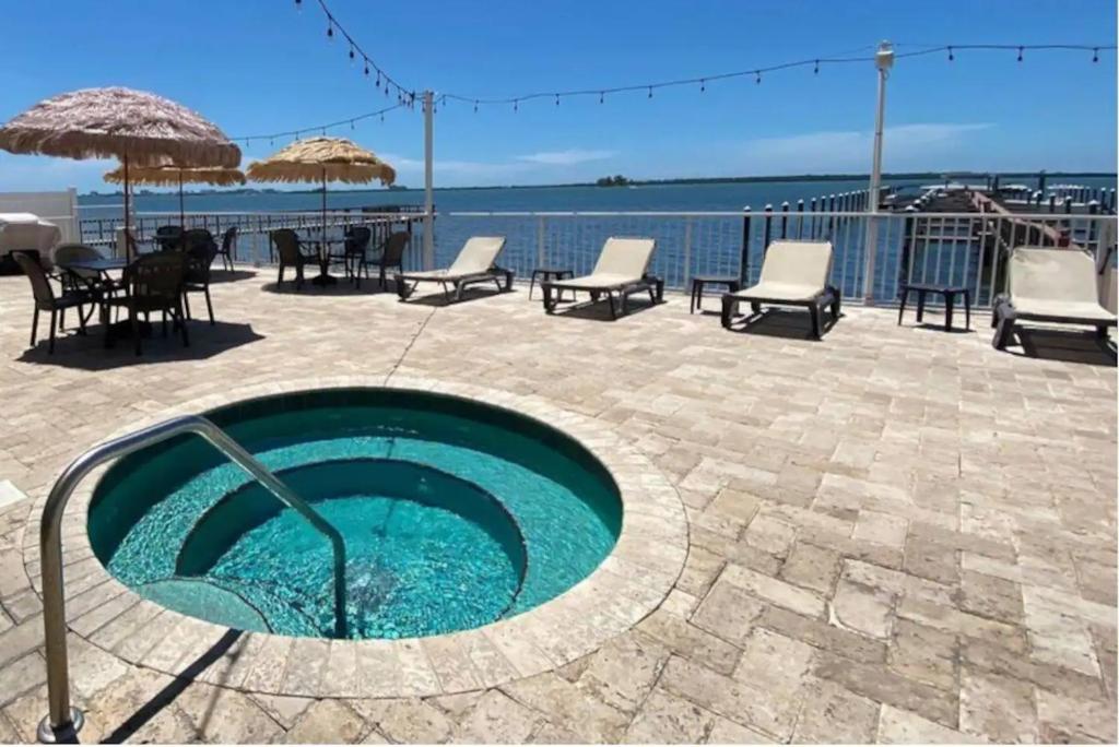Waterfront Resort Condo with Balcony Close to Beaches Free Bikes photo 4