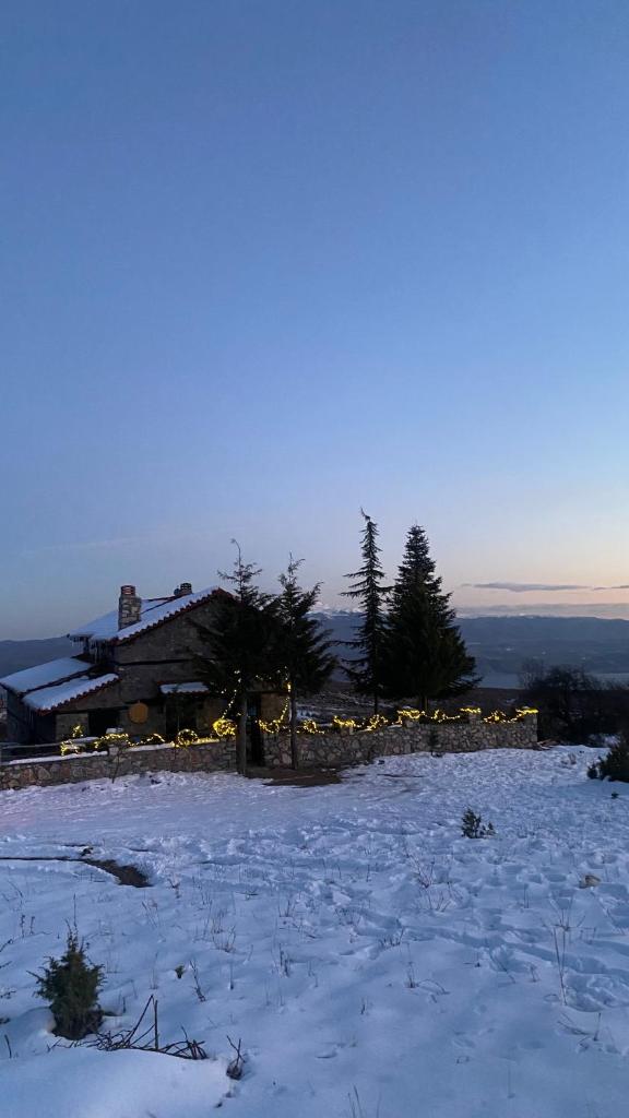E L chalet. A cosy mountain retreat. photo 1