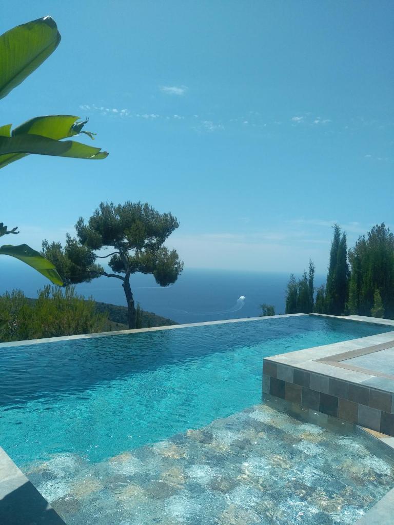 A Eze , Bas de villa piscine près de Monaco