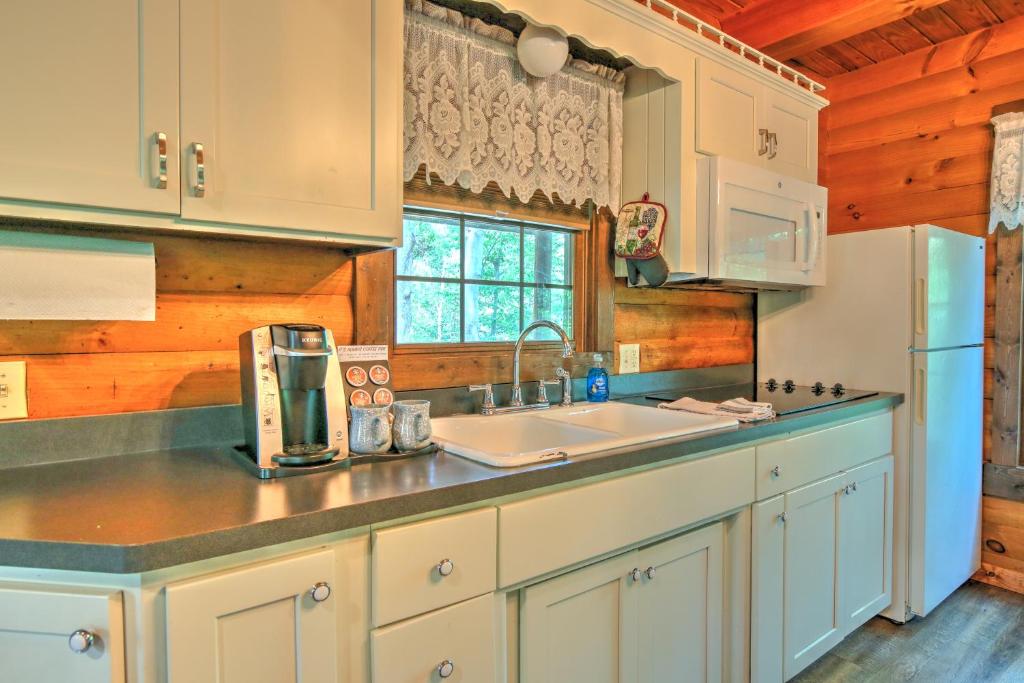 Grapevine Cabin by Amish Country Lodging photo 4