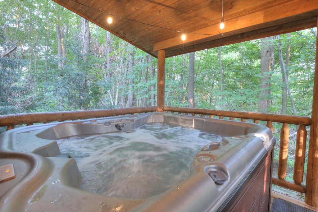 Grapevine Cabin by Amish Country Lodging
