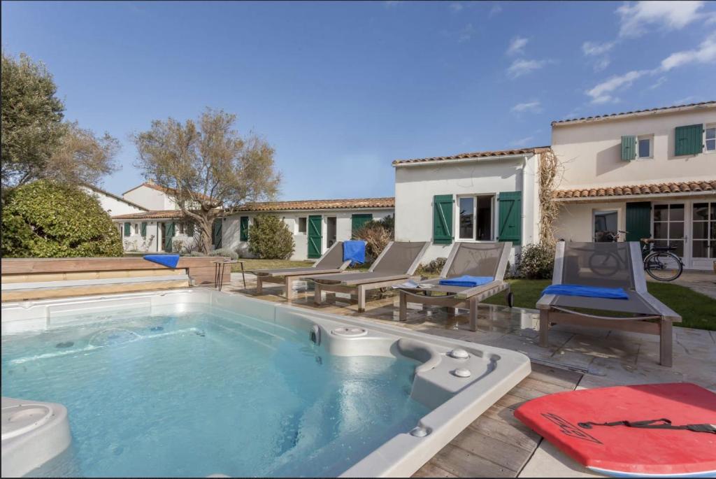 Beautiful villa 4BR with jacuzzi near the beach photo 3