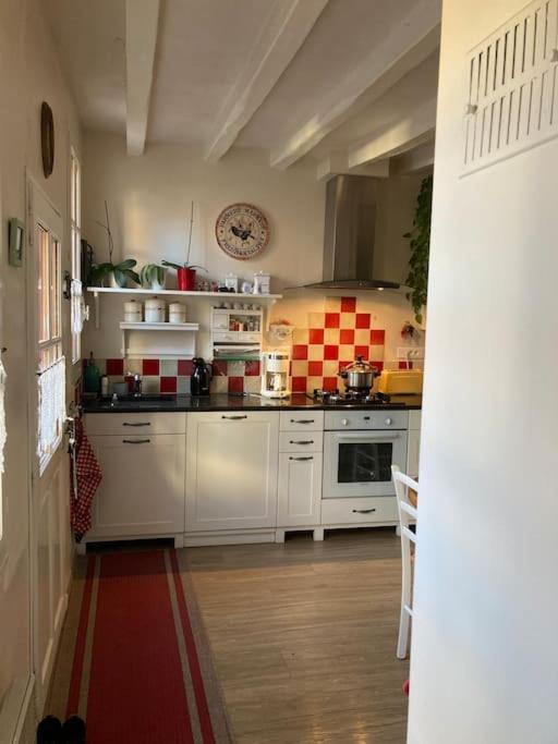 La Maison du Donjon - Gites de 8 personnes, parking privé avec jardin terrasse photo 4