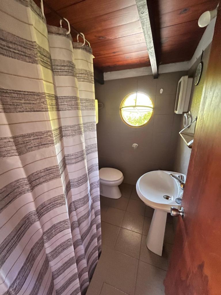 Habitación con baño privado y cama doble photo 3
