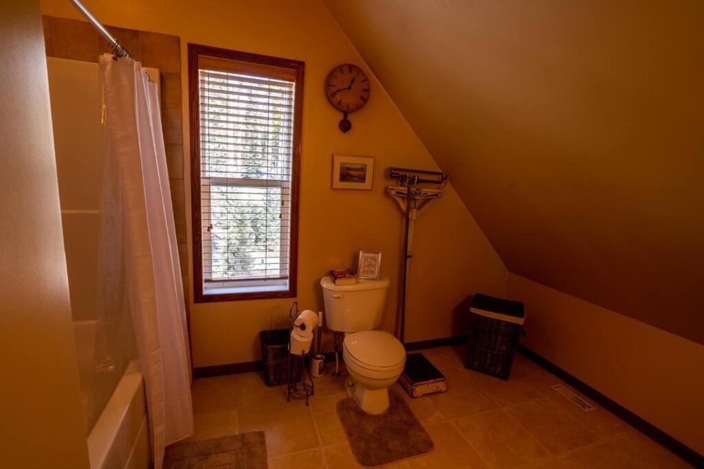 Charming Cabin in the Mountains-HOT TUB! photo 3