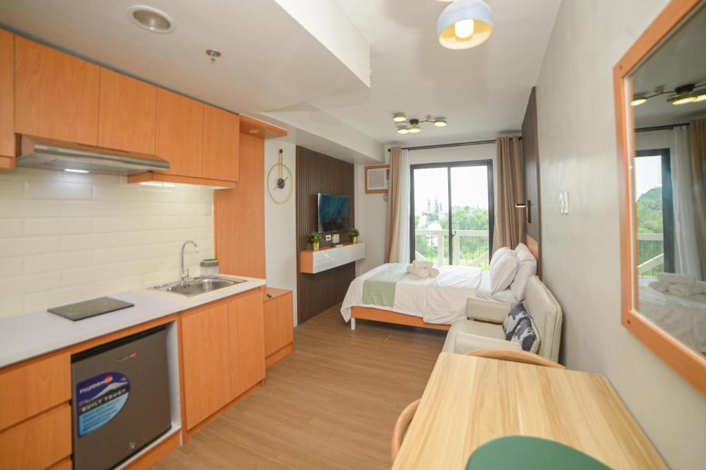 RcplacePH at Pinesuites Tagaytay Room Type - Studio with Balcony